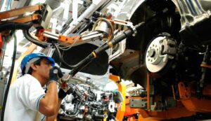 Industria automotriz acelera producción